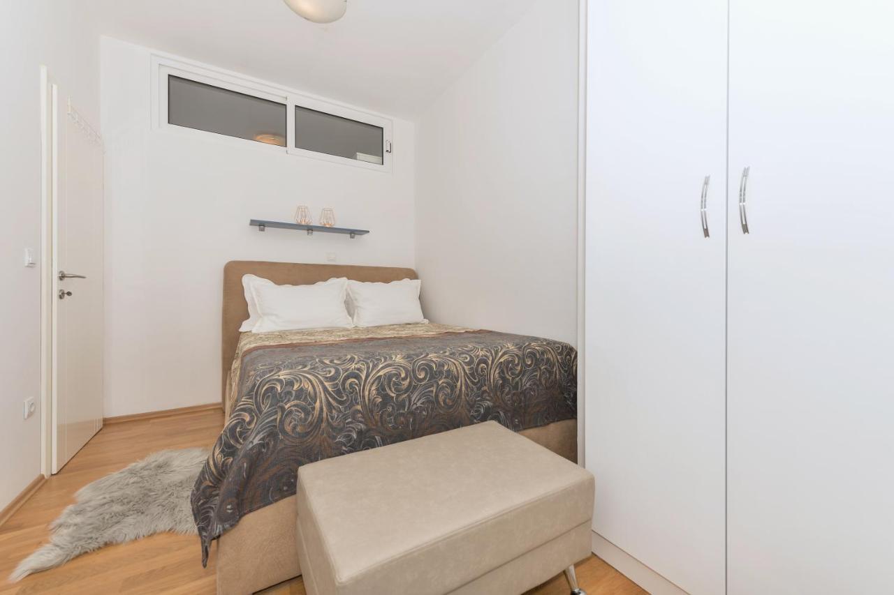 Long Apartment Makarska Exterior photo
